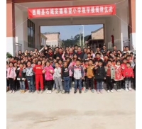 Donaciones voluntarias de ADSS para la escuela primaria.