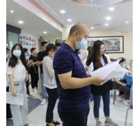 Prestar atención considerada al corazón del personal cálido